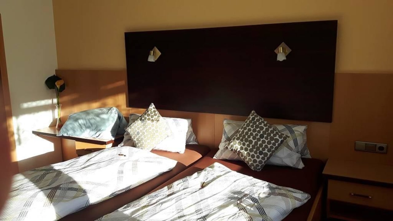 Doppelbett Zimmer Nr. 5 Gästehaus Elvira