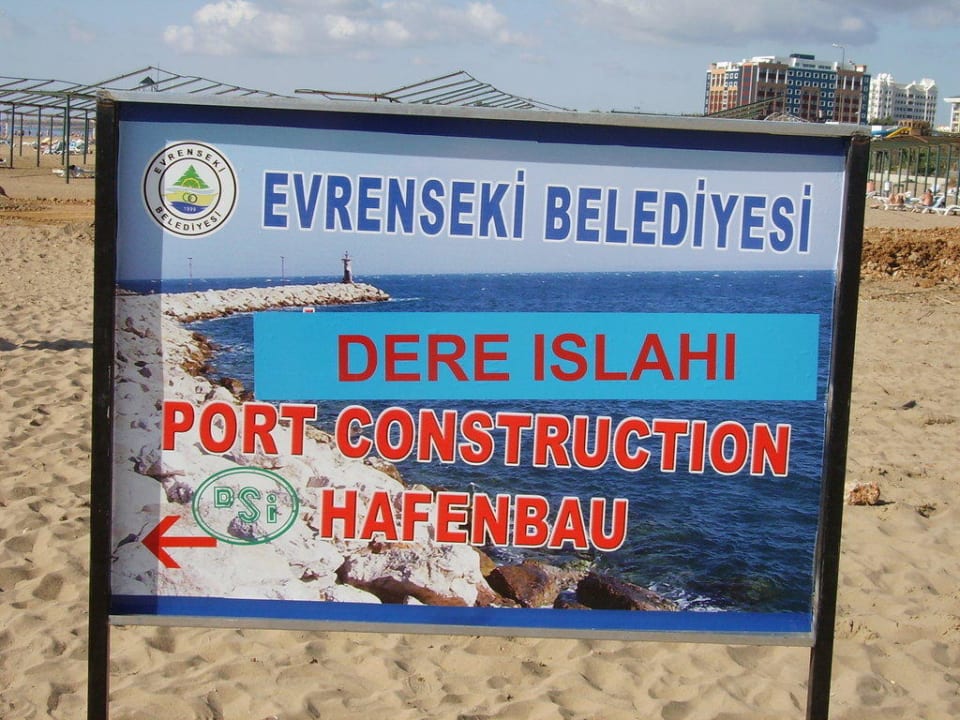 Hinweisschild für Hafenbau Sunis Evren Beach Resort Hotel & Spa