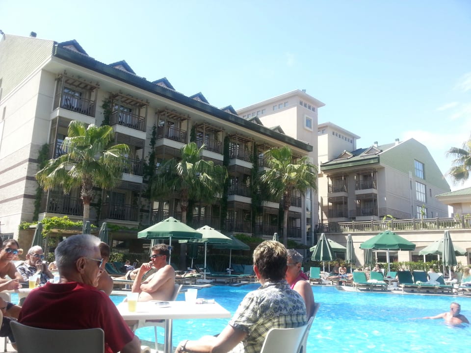 Blick von der Poolbar auf Gebäude 1 Can Garden Resort