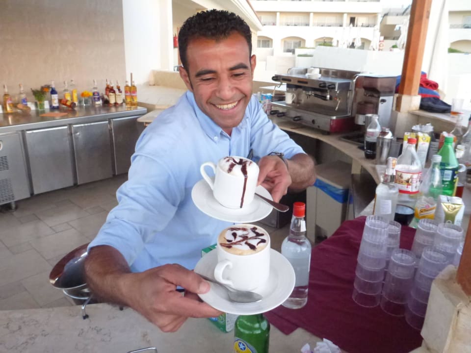 Barkeeper Asraf im seinem Element Cleopatra Luxury Resort Makadi Bay