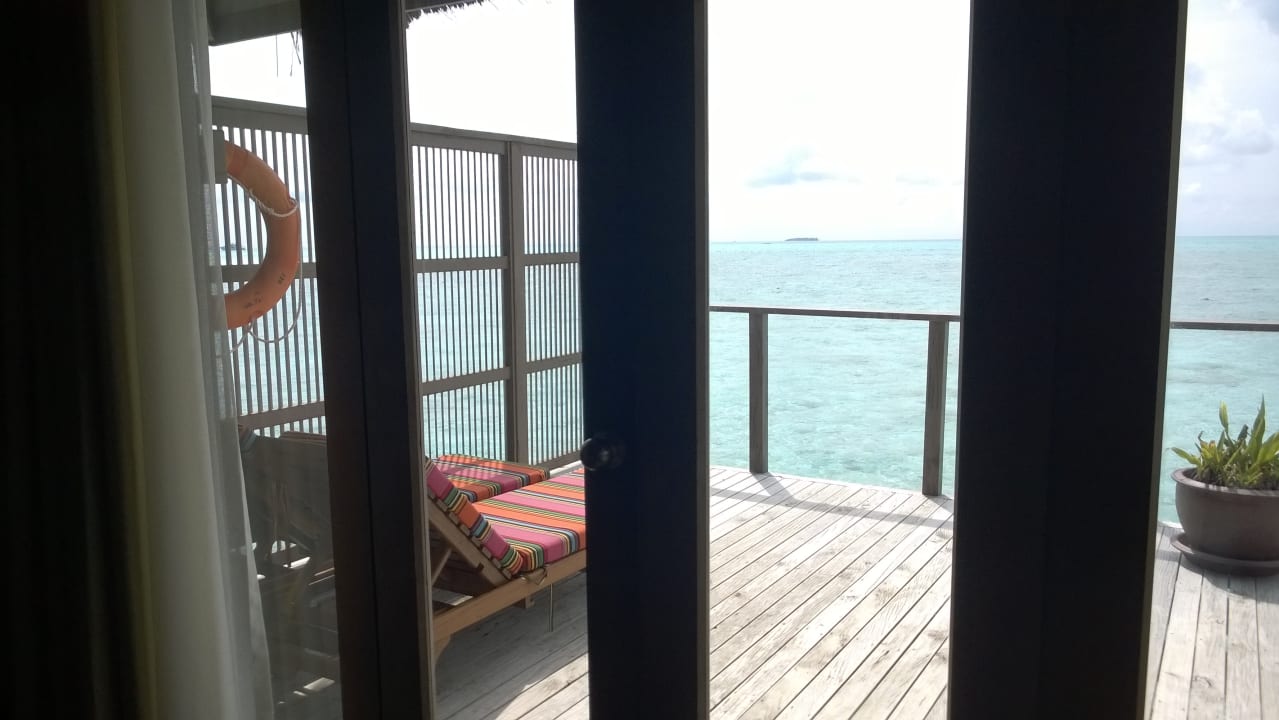 Der erste Blick auf die große Terrasse Meeru Maldives Resort Island