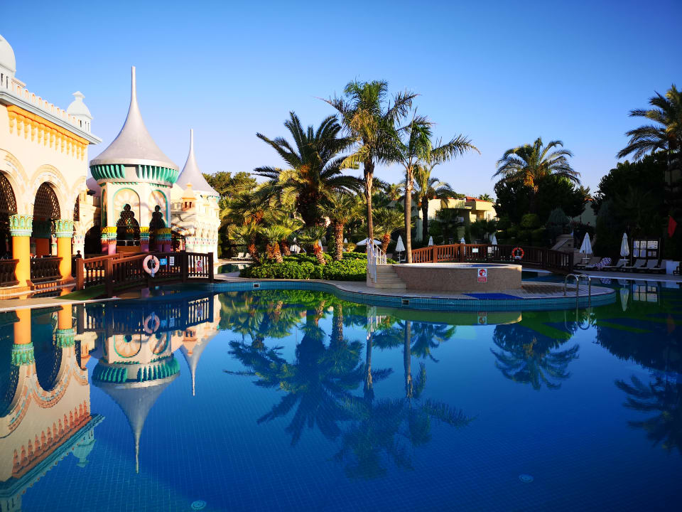 Pool Kamelya Aishen Club