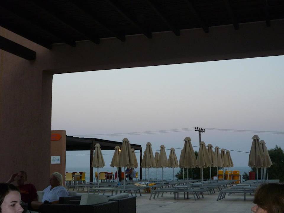 Blick auf das Poolgelände von den Lounge-Sesseln Atlantica Mikri Poli Kos