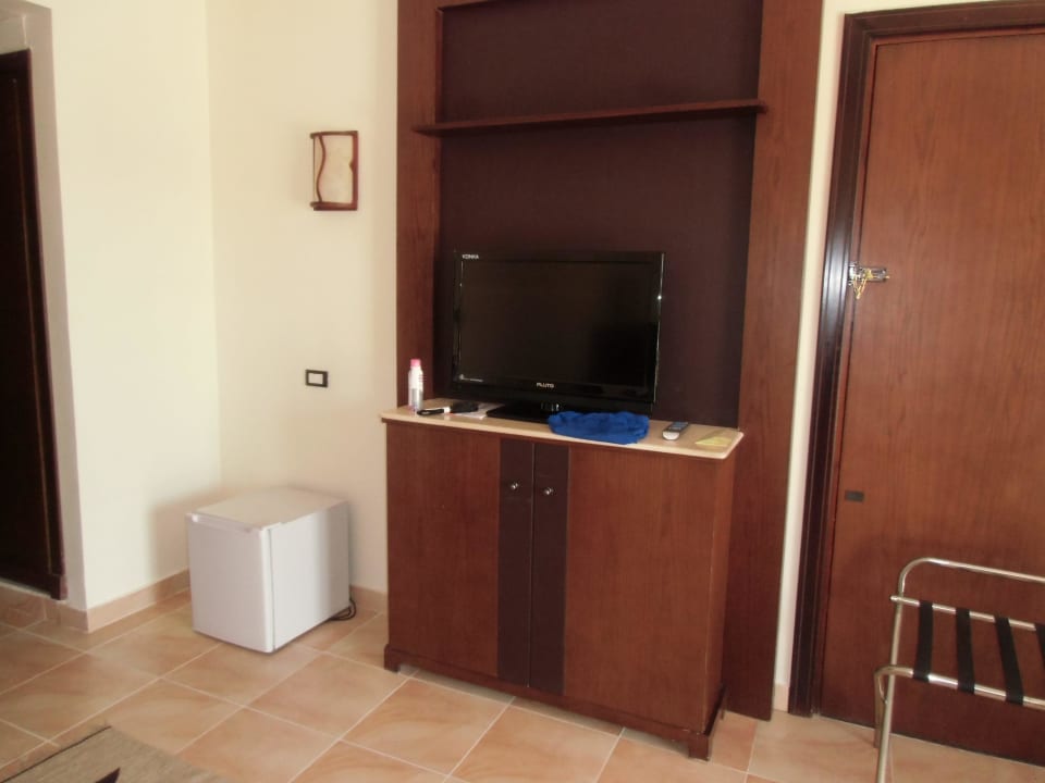 Ferseher und Kühlschrank.... Pickalbatros Alf Leila Wa Leila Resort - Neverland Hurghada