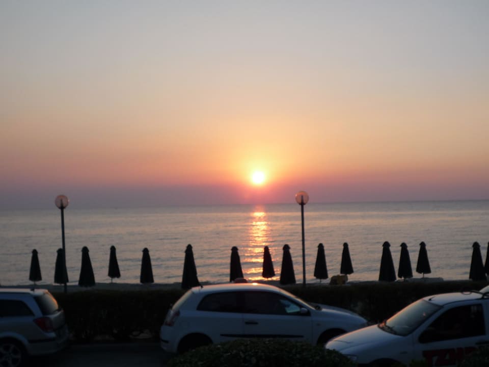 Jeden Abend: Essen am Meer - Sonnenuntergang inkl. Possidi Holidays Resort & Suite Hotel