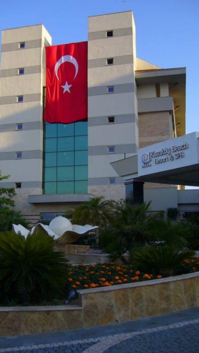 Haupteingang mit Feiertagsbeflaggung Sunis Kumköy Beach Resort Hotel & Spa