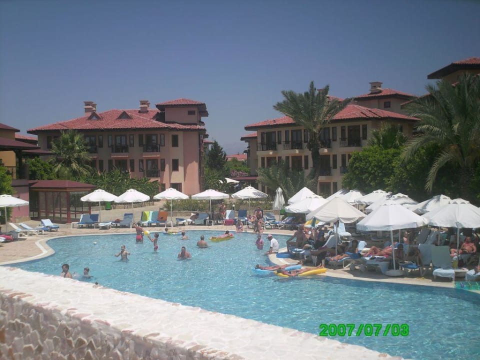 Großer Pool und einige Häuser Club Grand Side