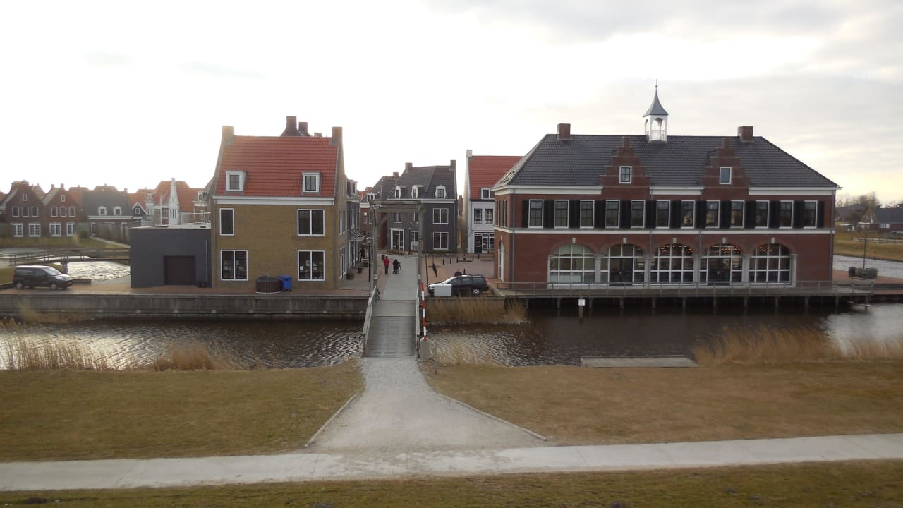 Blick vom Deich auf das Restaurant (rechts) Ferienpark Landal Esonstad