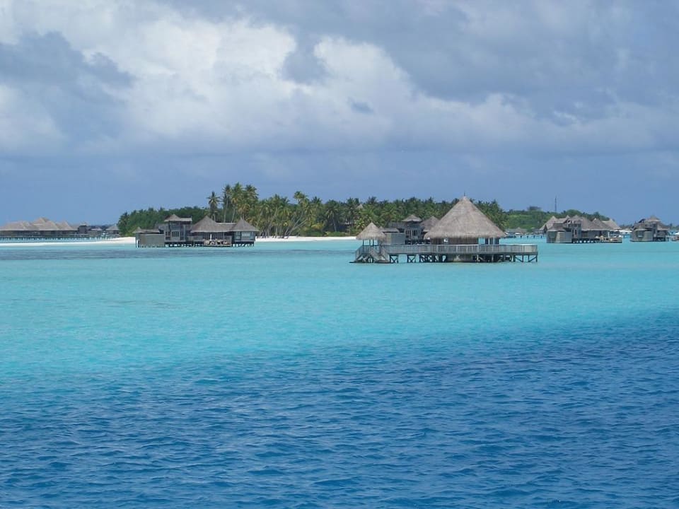 Wasserbungalows aus der Meeresperspektive Gili Lankanfushi Resort