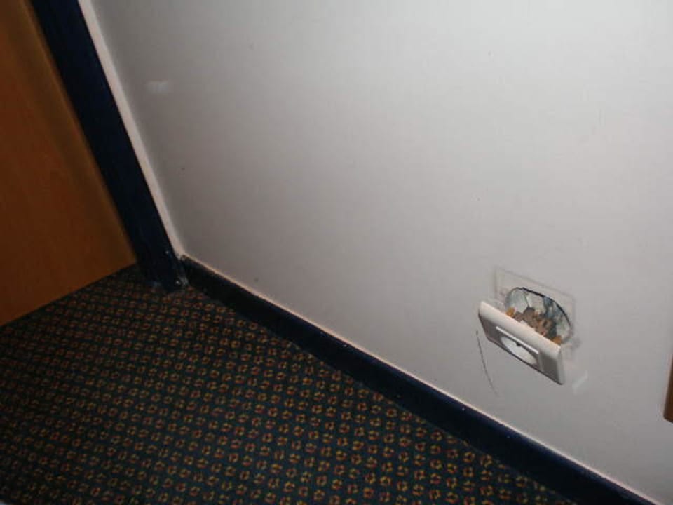 Die Steckdose direkt hinter der Eingangstür Hotel Pavillion d'Italie