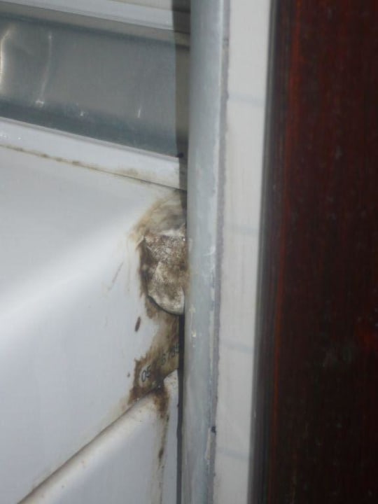 Schimmel an der Badewanne Simantro Resort