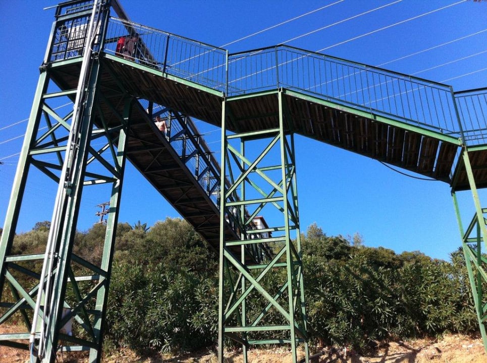 Brücke zum Strand Akrathos Beach Hotel