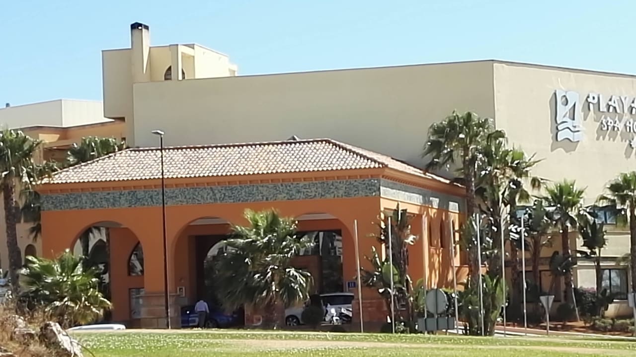 Eingang des Hotels Playamarina Hotel
