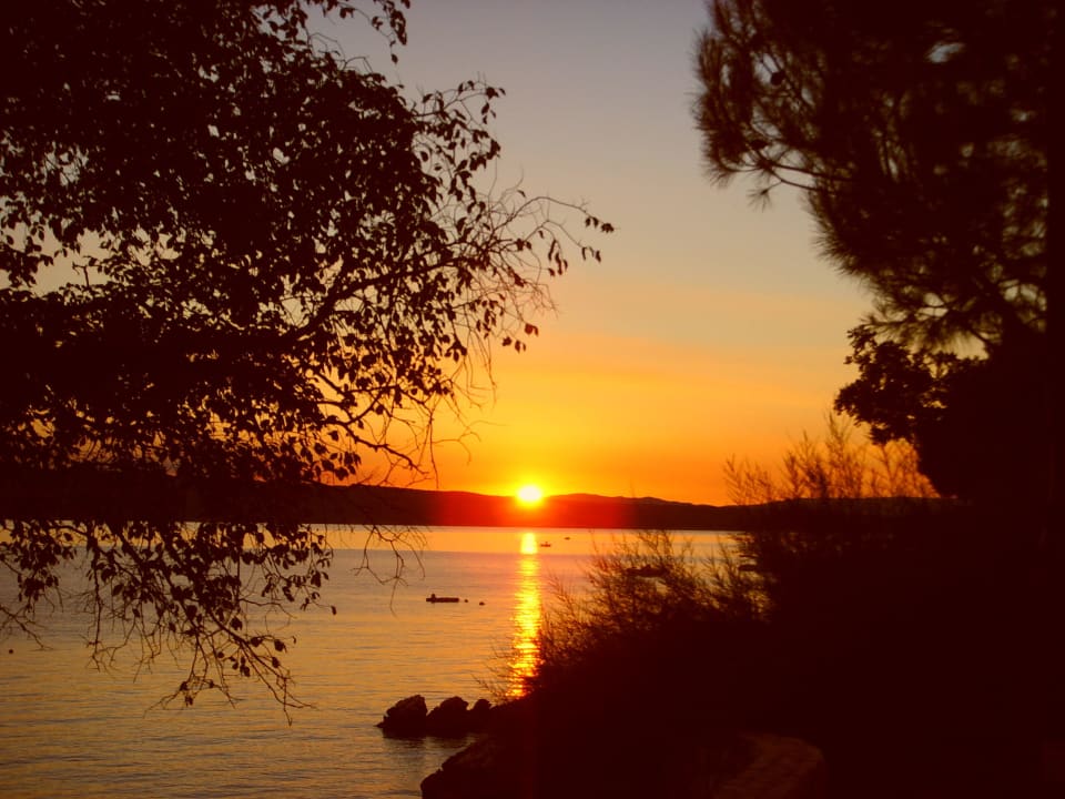 Weg vom Hotel zum Ort Wyndham Grand Novi Vinodolski Resort - The View & Family Apartments