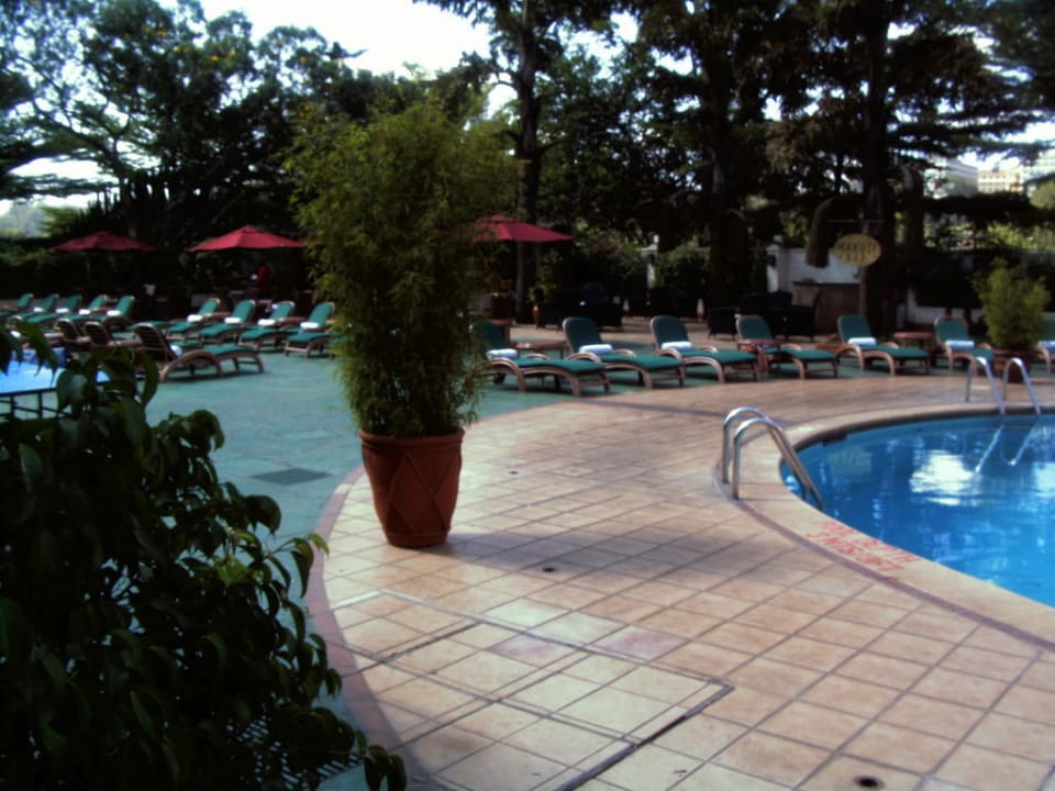 Pool mit Makutibar im Hintergrund Hotel InterContinental Nairobi
