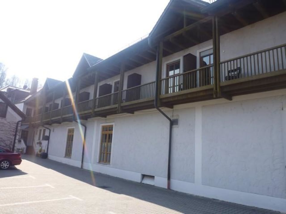 Blick zu den Zimmern vom Parkplatz Gasthof Metzgerwirt