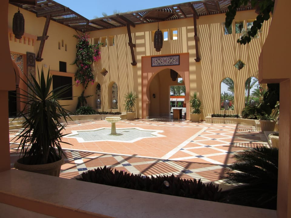 Eingangshof Steigenberger Coraya Beach - Adults only