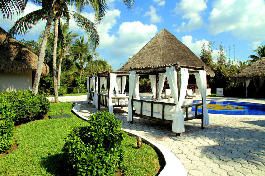 Около бассейна Catalonia Royal Tulum Beach & Spa Resort - Adults only
