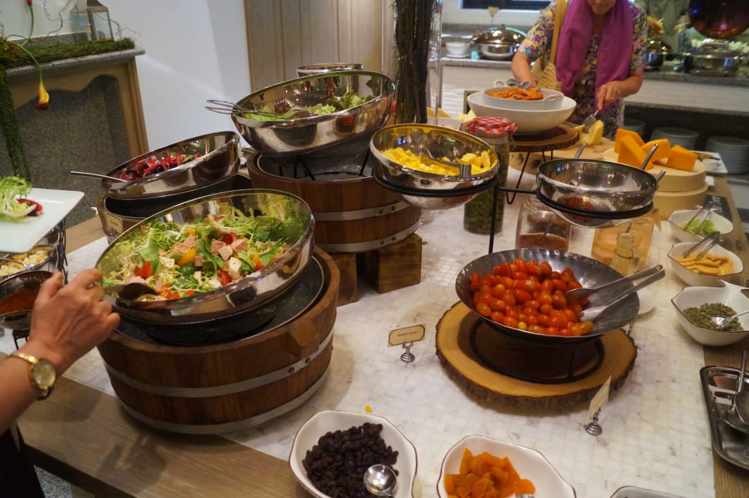 Gastro Woodlands Hotel & Resort