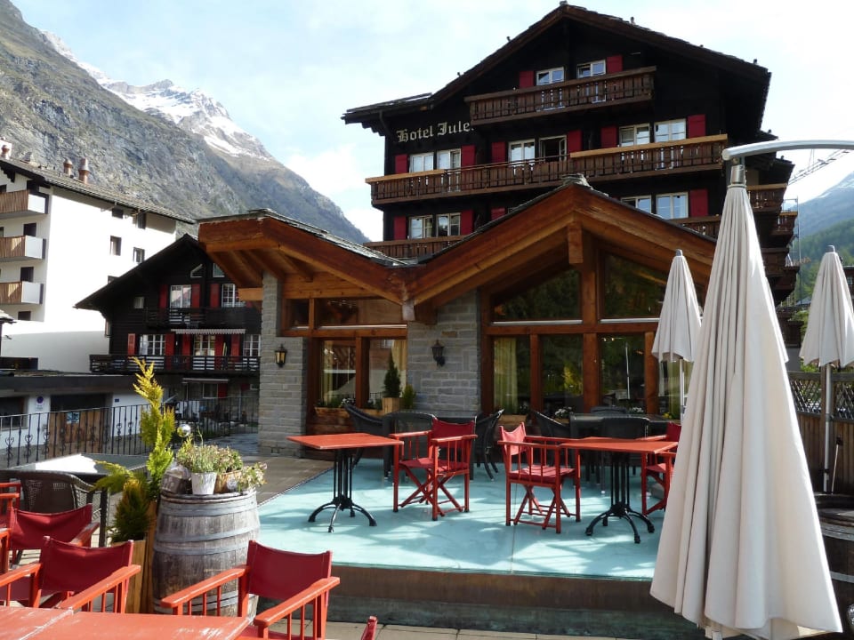 Rückansicht mit Cafèterrasse Tradition Julen Hotel