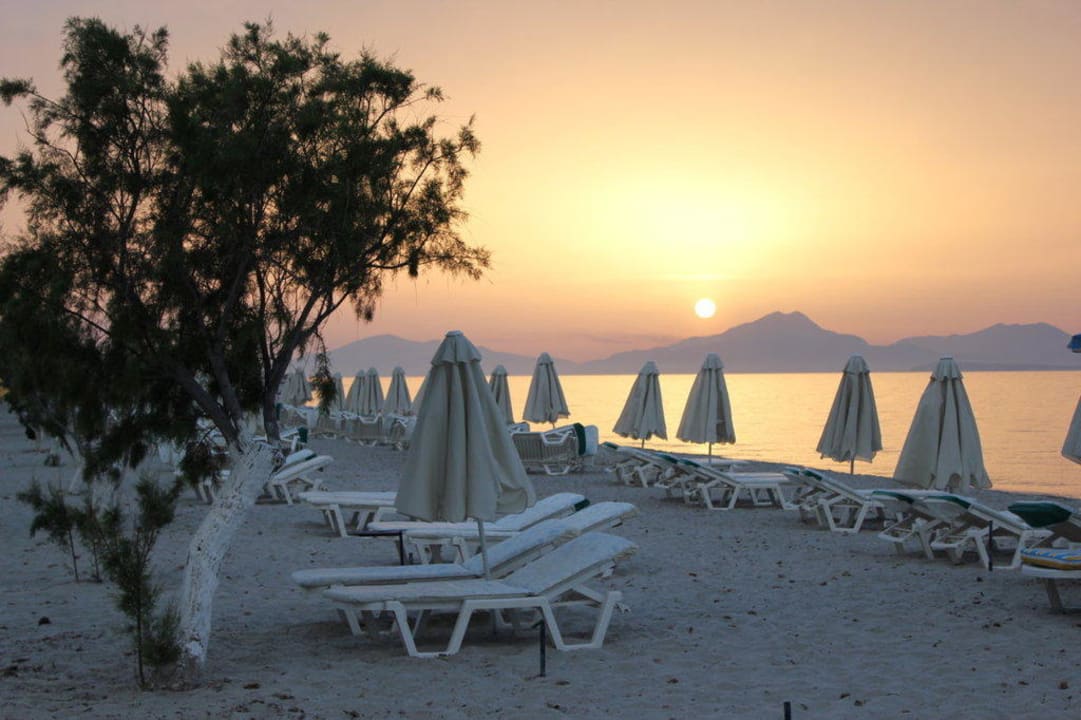 Strand vor dem Hotel Sonnenuntergang Hotel Tigaki Beach