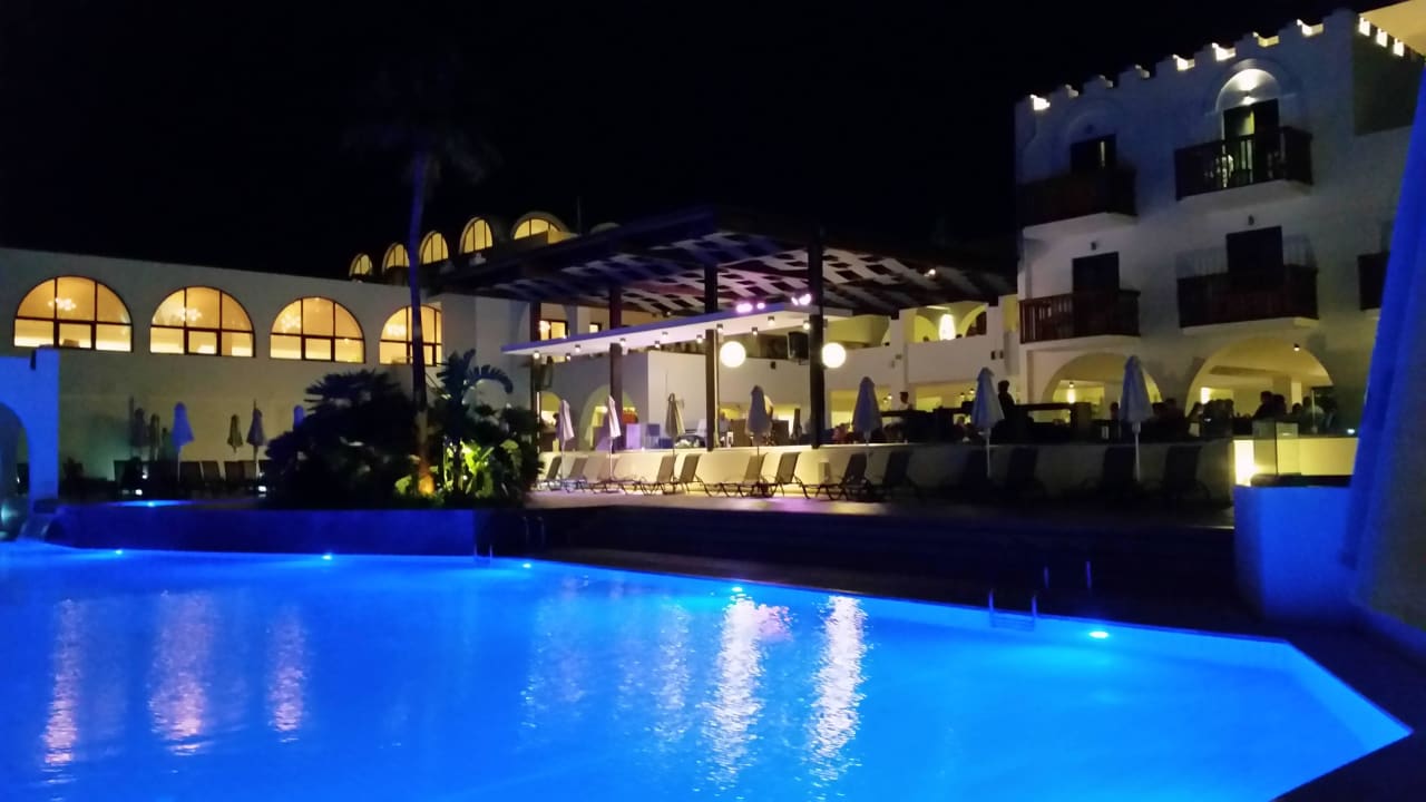 Abendstimmung am Pool TUI BLUE Oceanis Beach and Spa Resort