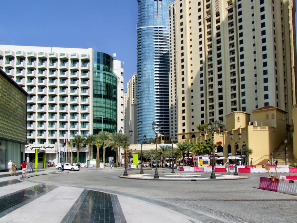 The Dubai Walk zwischen den beiden Hotels Hilton Dubai Jumeirah