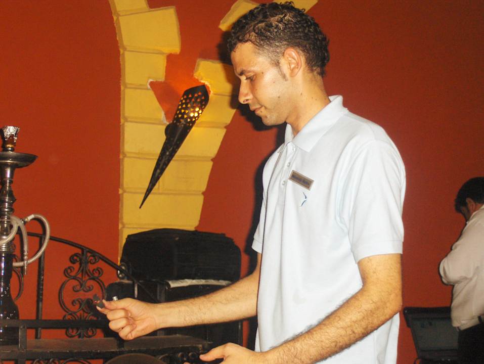 Mustafa - sehr netter Kellner                 Pickalbatros Alf Leila Wa Leila Resort - Neverland Hurghada