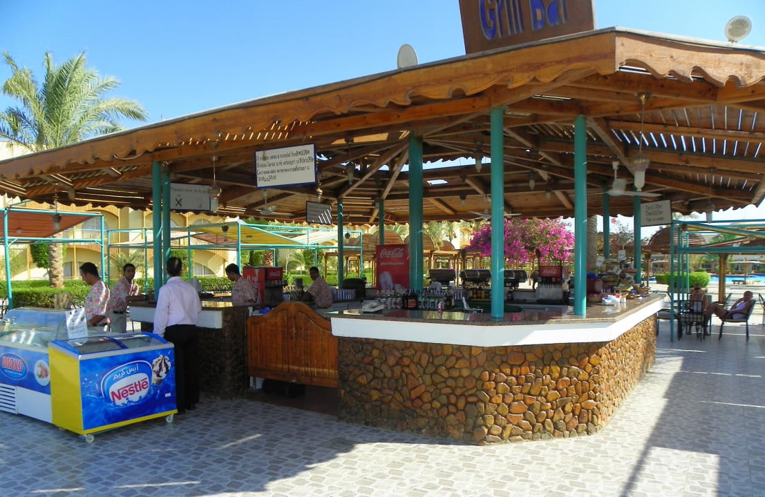 Bar z pozycji siedzącego przy stoliku Desert Rose