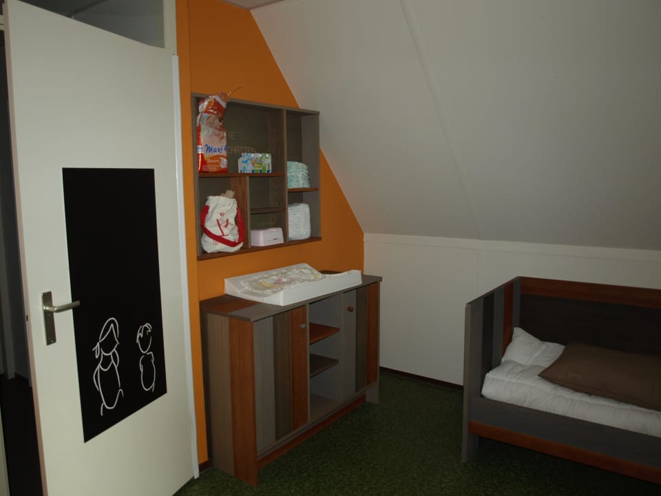Eingang Kinderzimmer mit Wickelkommode Ferienpark Landal Landgoed 't Loo
