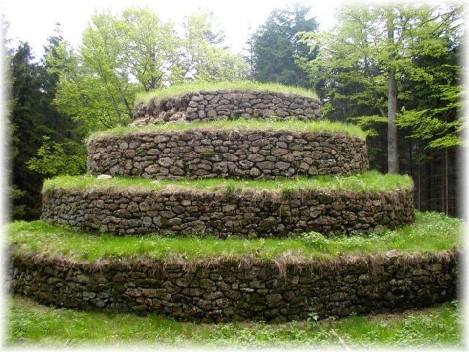 Geheimnisvolle Steinpyramide Biobauernhof Prinzenhof