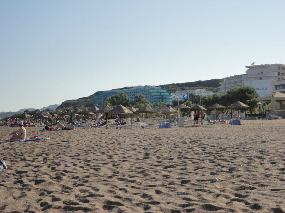 Liegen und Sonnenschirme vom Hotel Blue Sea Beach Resort