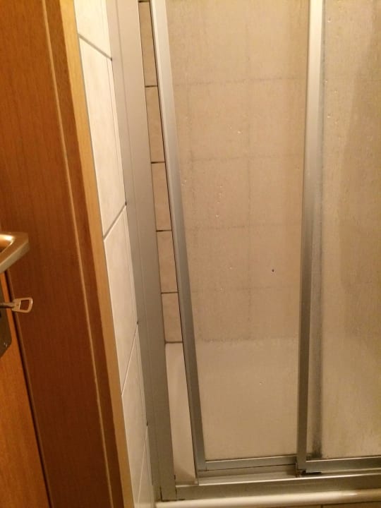 Duschtüre, nicht richtig zu schließen. Hotel Ellenzer Goldbäumchen