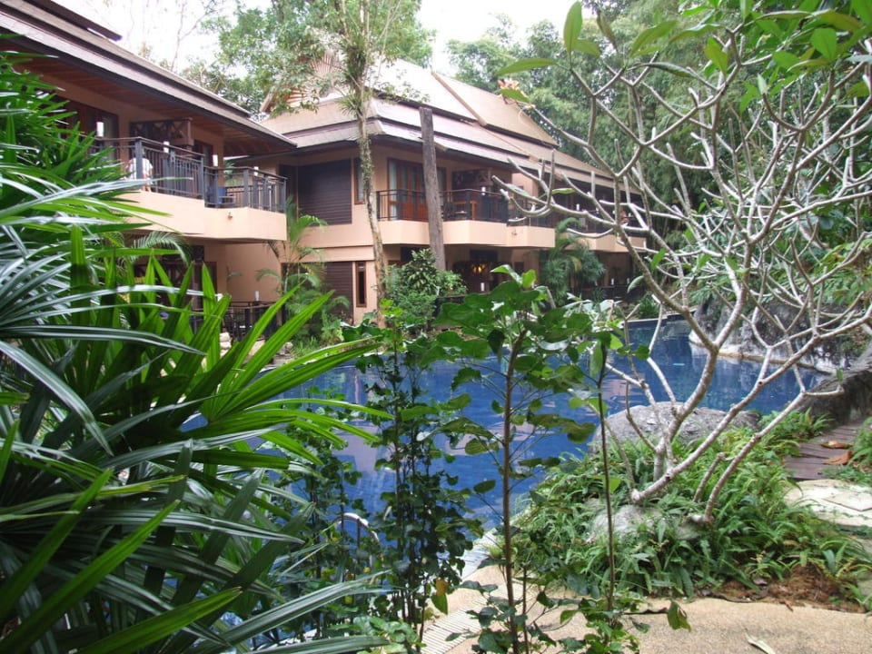 Teil der Gartenanlage mit Zimmer im Hintergrund Khao Lak Merlin Resort