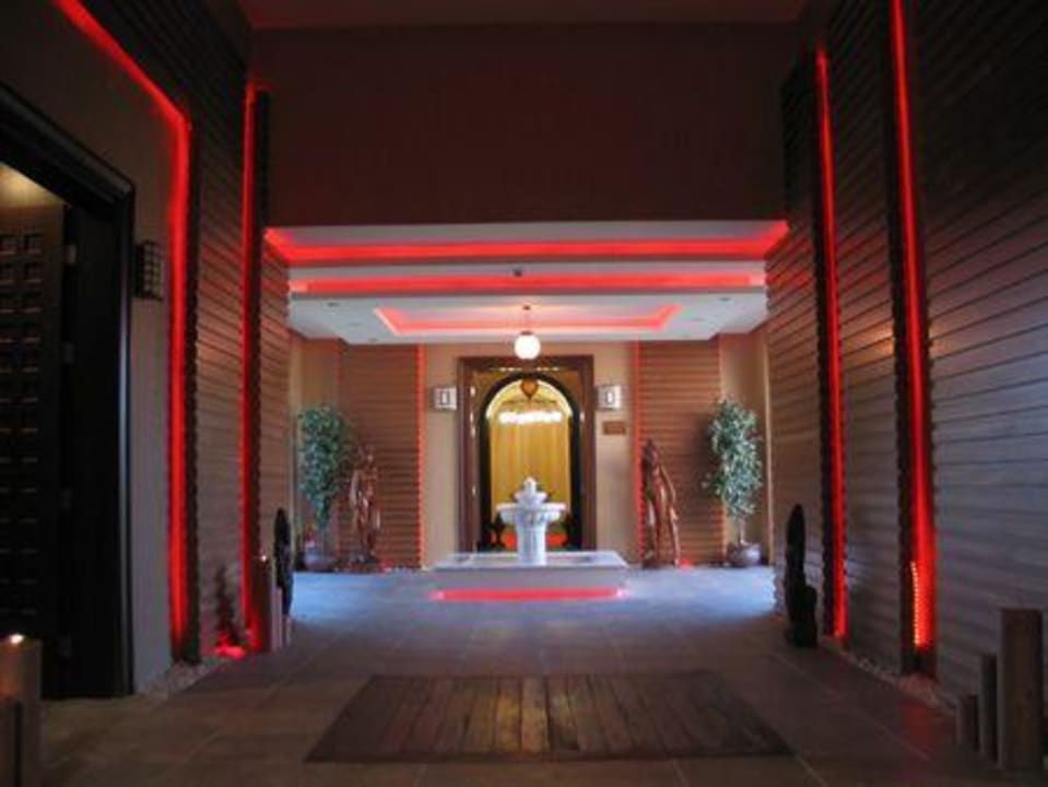 В фонтанах живые цветы IC Hotels Green Palace & Villas