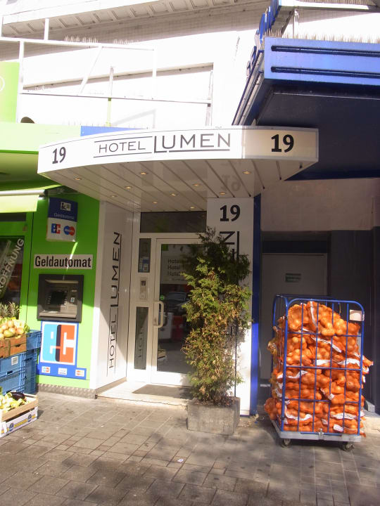 Eingang Hotel Lumen am Hauptbahnhof