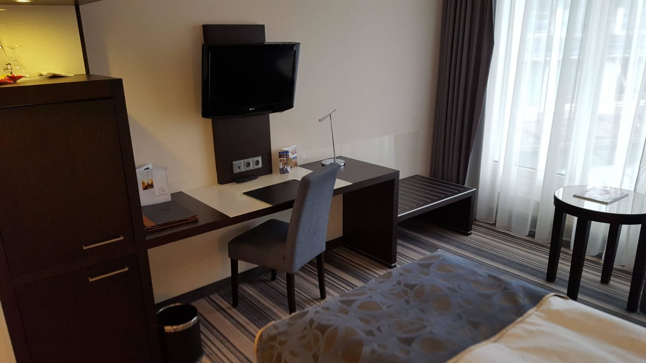Minibar und Schreibtisch im Einzelzimmer  Dorint Hotel Esplanade Jena