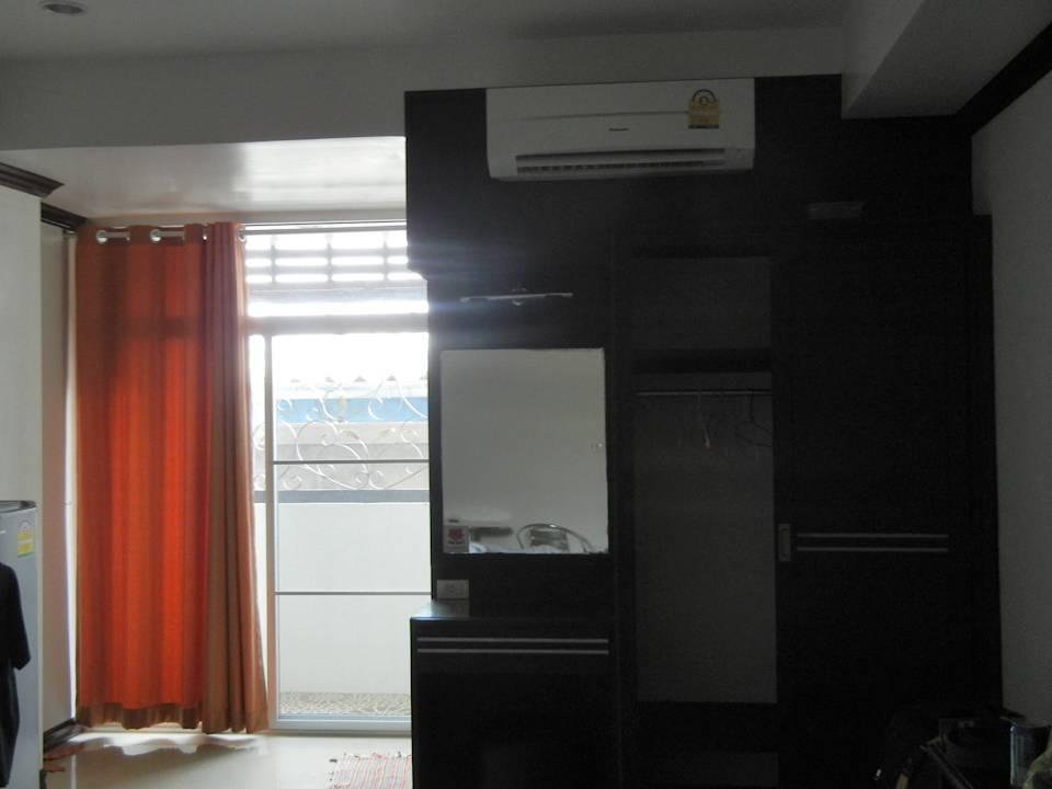 Blick auf Schrank und Fenster Sabyeplace Mansion