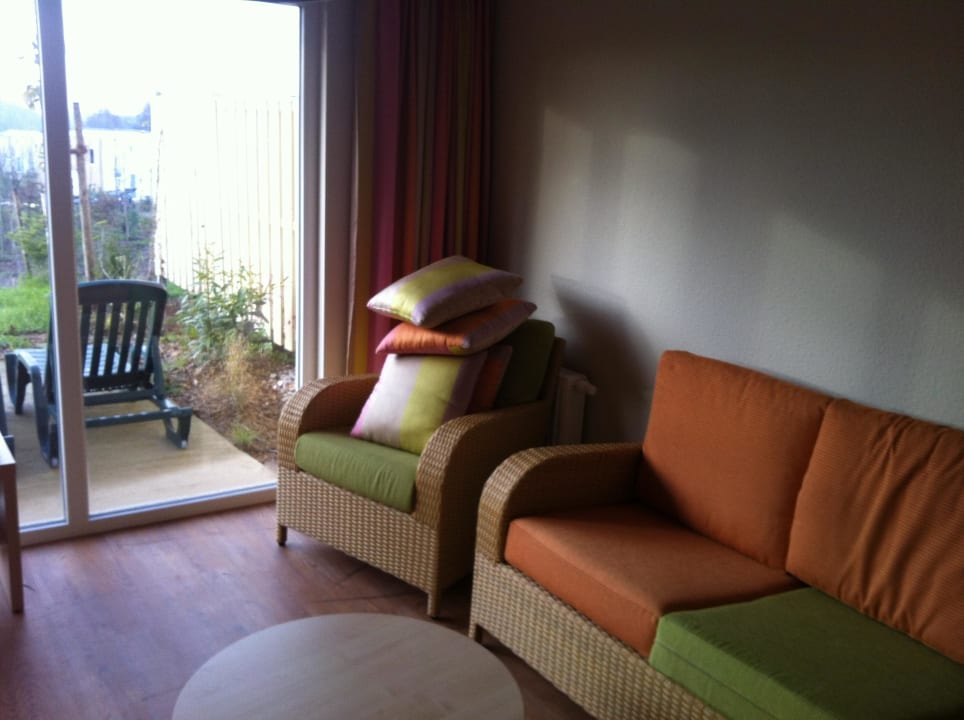 Wohnzimmer mit unbequemer Couch Center Parcs Park Bostalsee