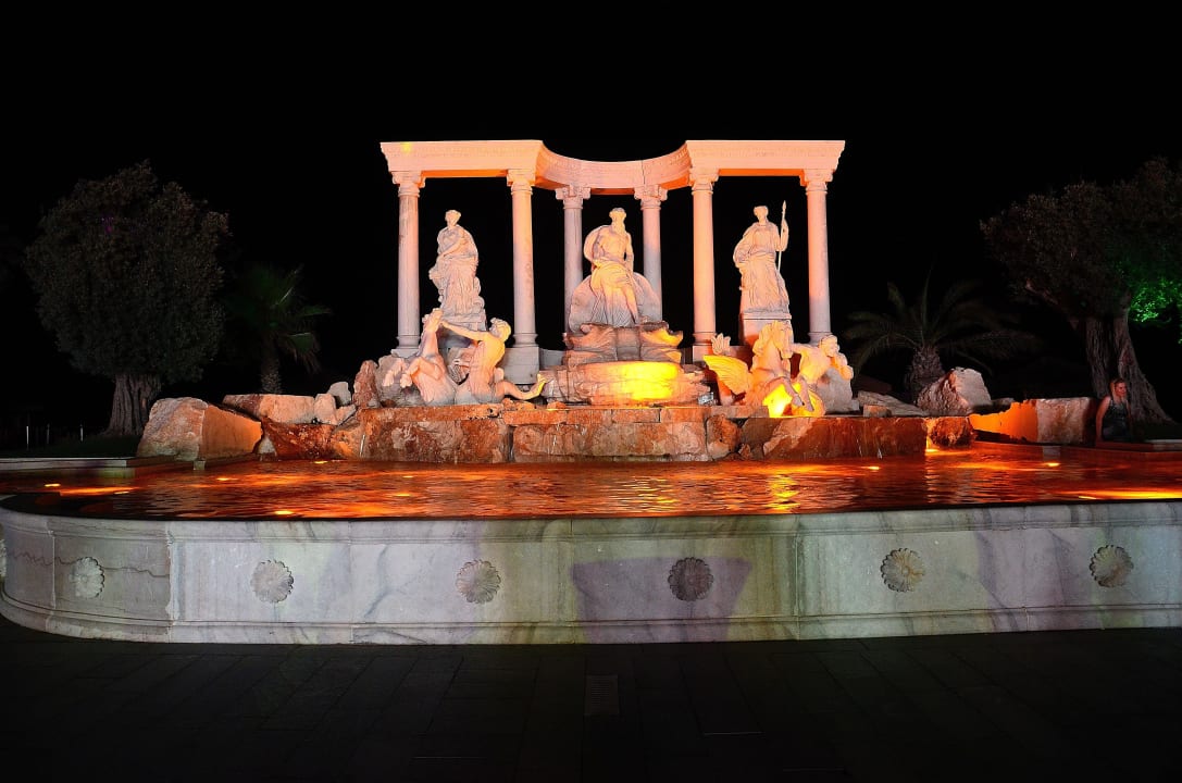 Widok nocny, Fontanna Dobedan Exclusive Hotel And Spa