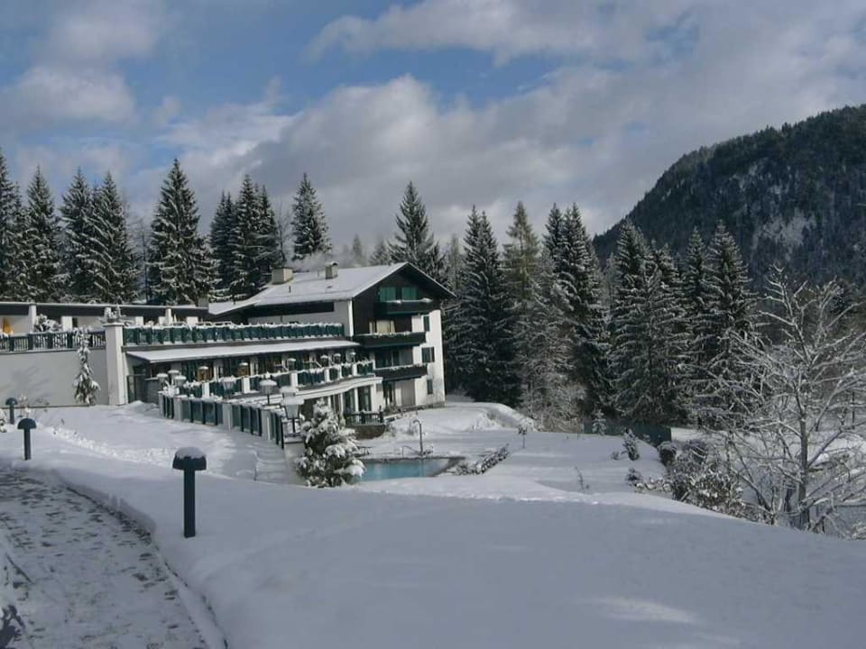 Aussenansicht mit Pool Alpin Resort Sacher Seefeld-Tirol