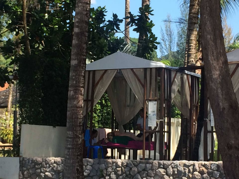 Massagen am Strand beim Hotel The Briza Beach Resort Khaolak