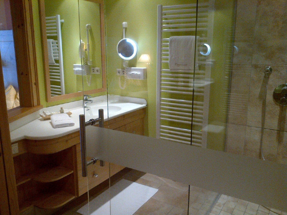 Bad mit verglaster Seitenwand  Wellnesshotel Eggerwirt
