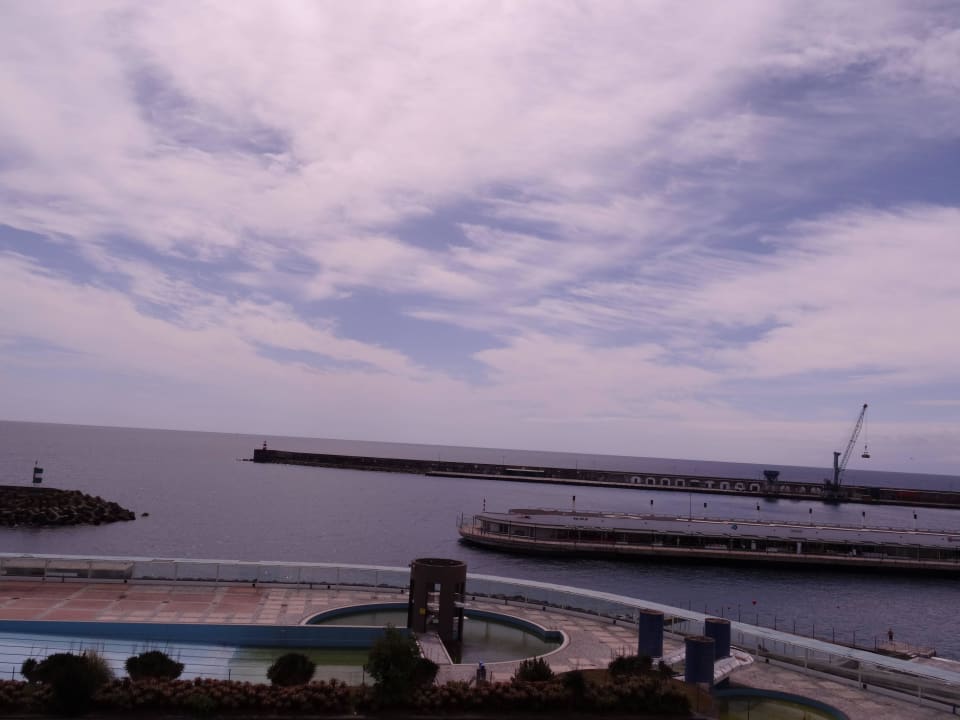 Blick auf die Meerwasserpools gegenüber Hotel Marina Atlantico