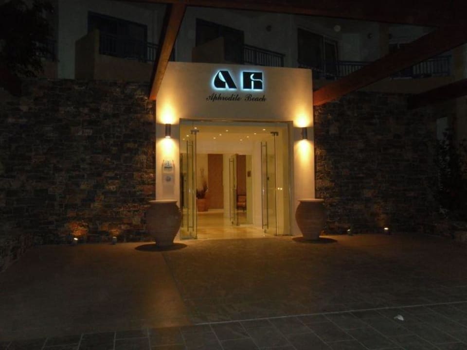 Eingang am Abend Hotel Aphrodite Beach Club