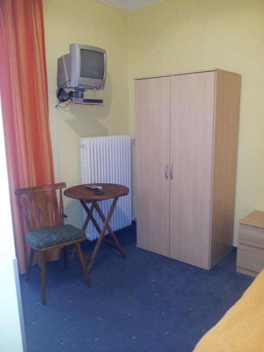 Kasten mit "Sitzecke" und TV Pension Frohsinn