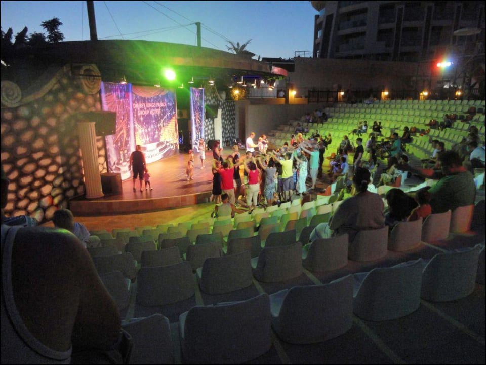 Amphitheater mit Minidisco und Super Mario Aydinbey Kings Palace & Spa
