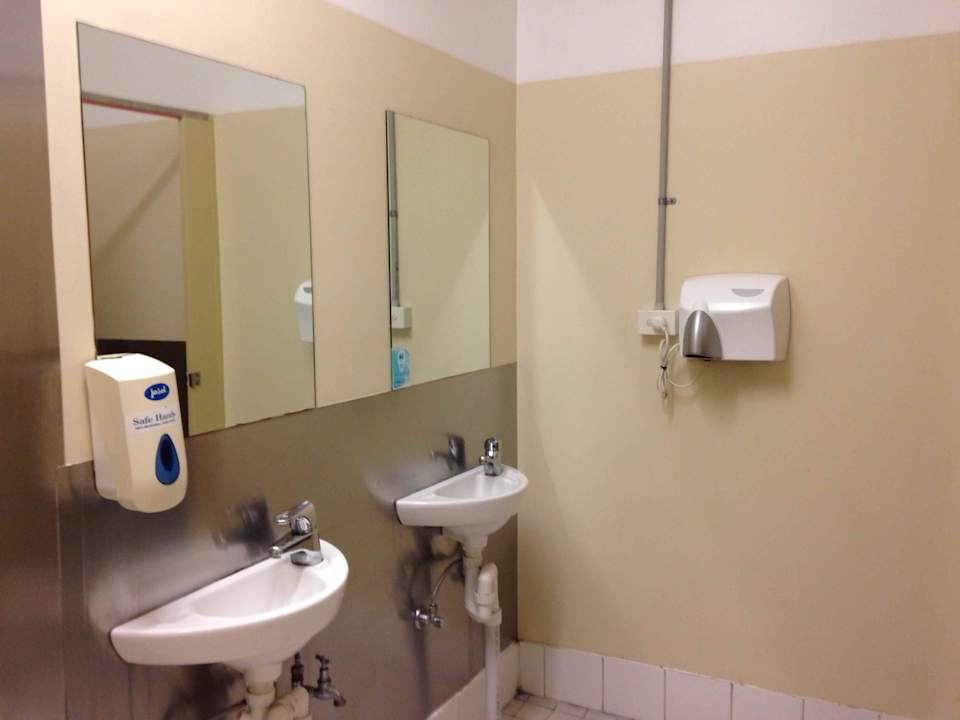 Bathroom Adelaide's Shakespeare Backpackers International  Hostel