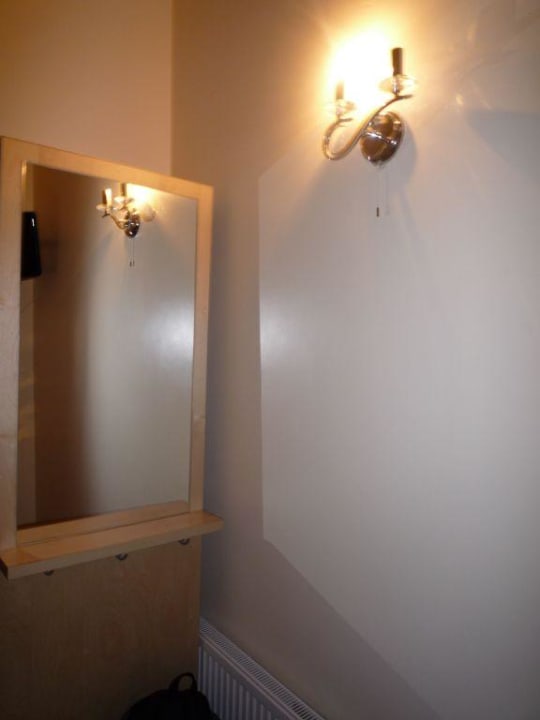 Garderobe und Spiegel Holland Inn Hotel