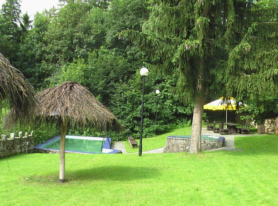 Liegewiese mit Pool Hotel Leśny Gród